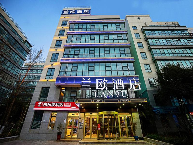 郑州郑州高新区总部企业基地兰欧尚品酒店的前面有标志的高楼