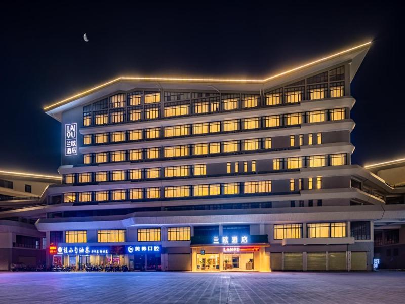 桂林兰欧酒店桂林万福广场的一座大型建筑,晚上有窗户