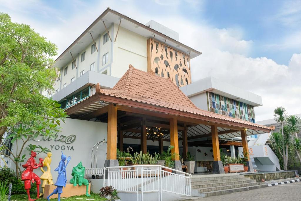 日惹日惹布尔扎酒店的前面有雕像的建筑