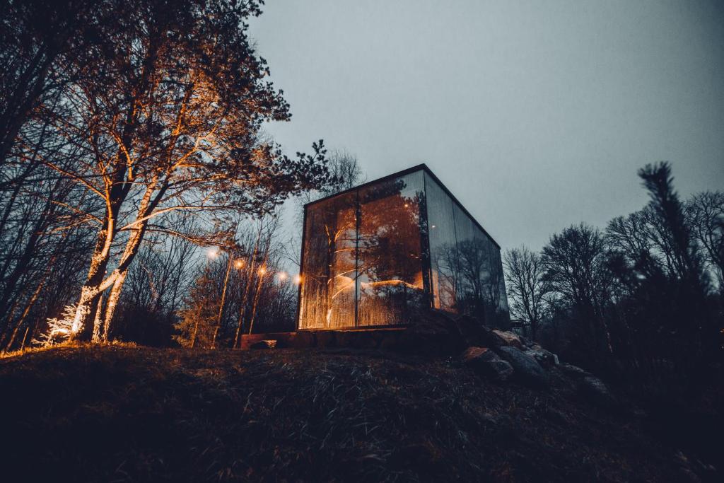 奥泰佩ÖÖD Hötels Metsajärve的山顶上的玻璃房子