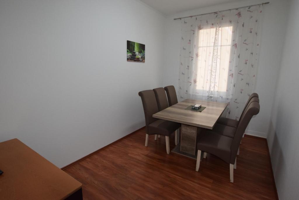 斯图加特Wasen Apartment的小型用餐室配有桌椅