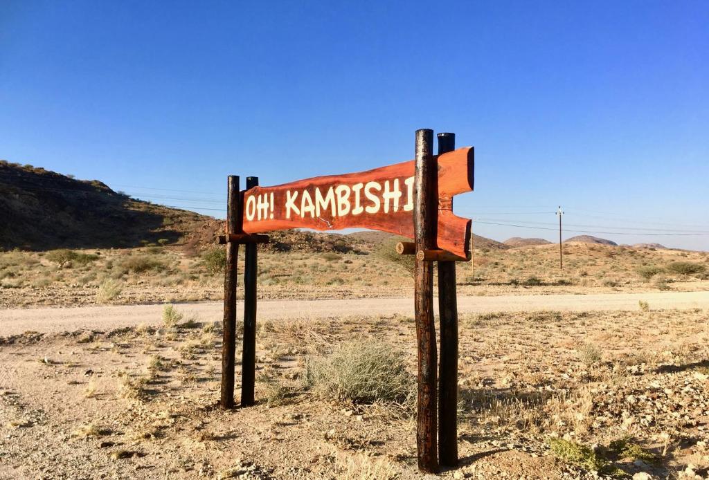 UsakosOkambishi's Rest的沙漠中的一个街道标志