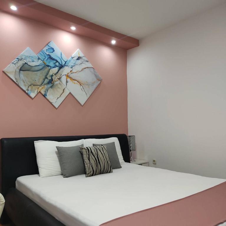 松博尔Apartman Maja的卧室配有一张壁画和两张画的床铺。