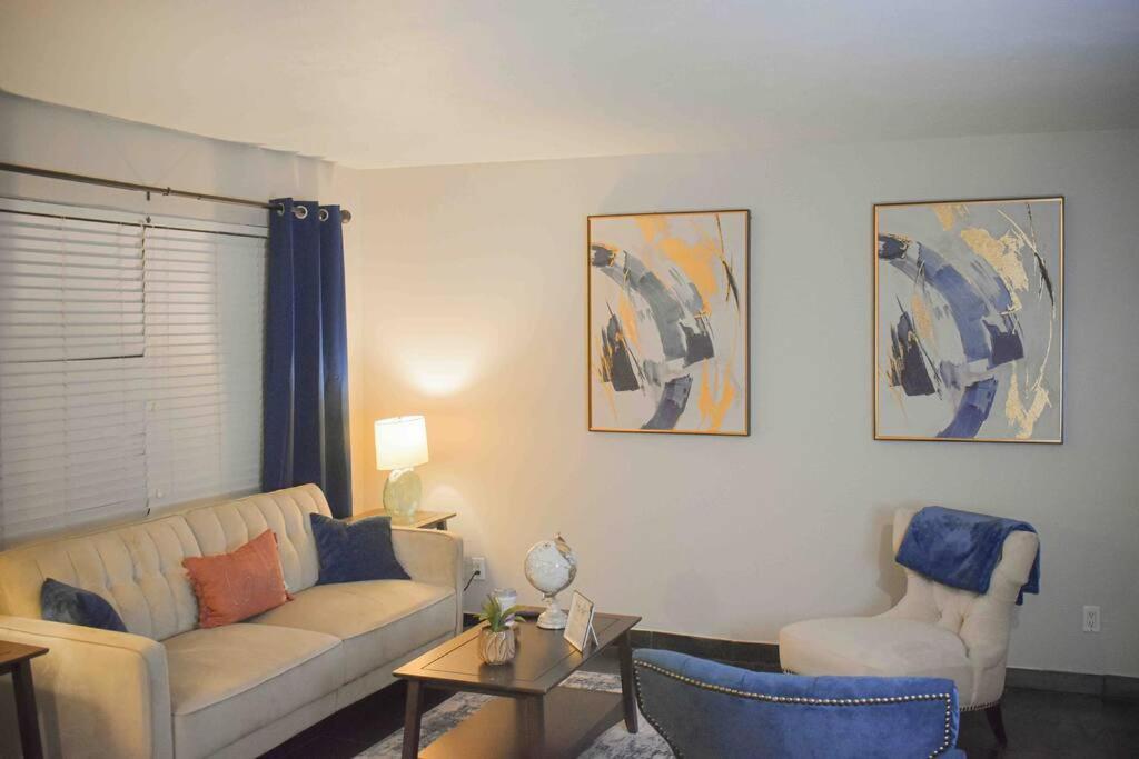 LOVELY 1 BR 2Bed. MONTROSE/HOUSTON GETAWAY的休息区