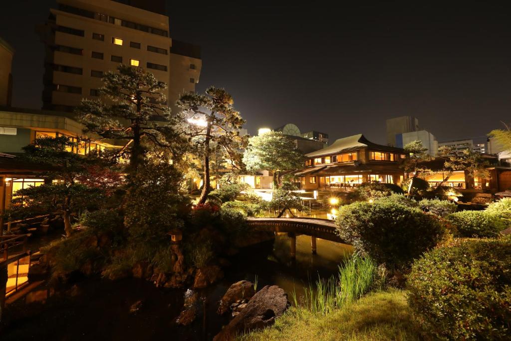 北九州Art Hotel Kokura New Tagawa的一座城市的河上过夜的桥梁