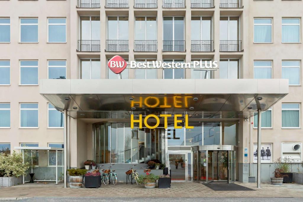 斯德哥尔摩斯尔蒙布罗马贝斯特韦斯特酒店的建筑前有酒店标志的酒店