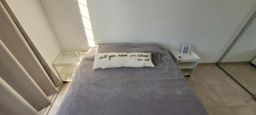 埃塞萨House near ezeiza international airport的一张带枕头的床,上面写着如果你需要睡觉的话