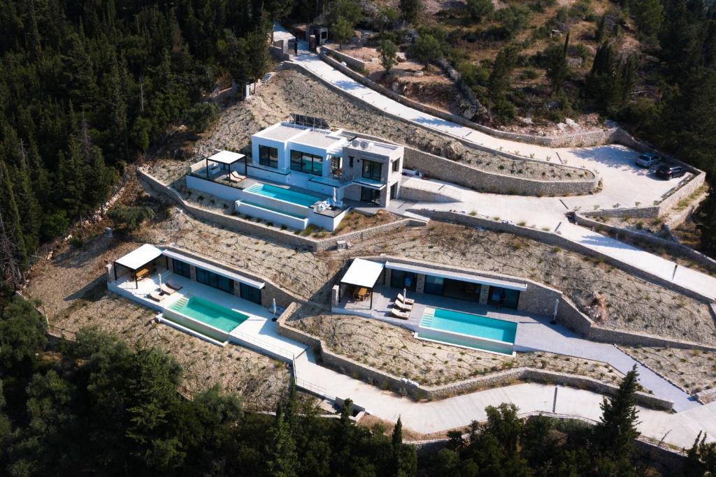 阿约斯尼奇塔斯Mandevilla Hillside Luxury Villas的享有带游泳池的房屋的空中景致