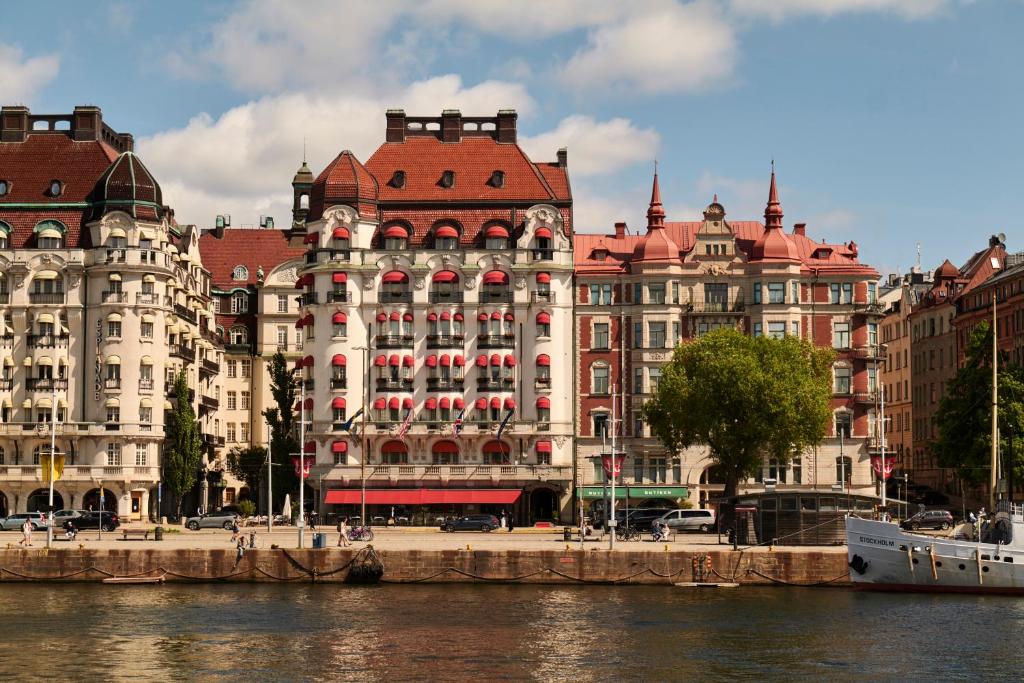 斯德哥尔摩斯德哥尔摩外交官酒店的河边一座红色屋顶的大型建筑