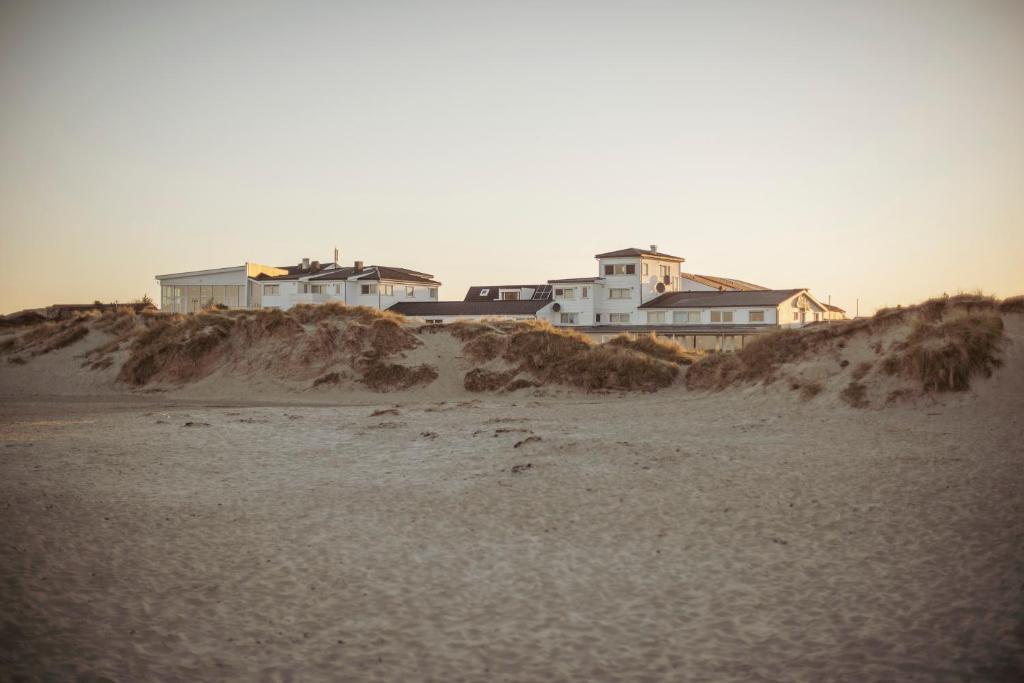 索拉索拉海滨酒店的沙滩上一群房子