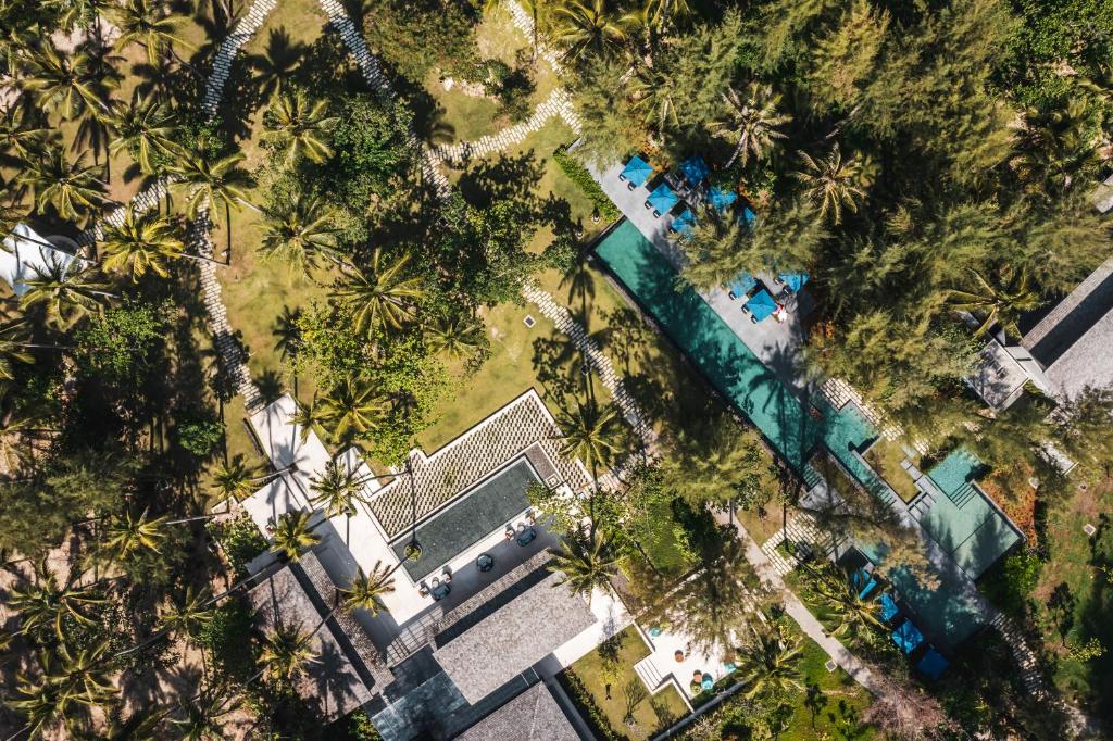蔻立Avani Plus Khao Lak Resort的享有棕榈树公园和游泳池的顶部景色