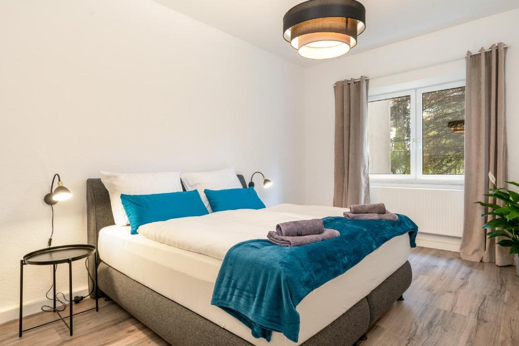 卡塞尔Modernes Apartment – 2 Boxspringbetten – Zentral的一间卧室配有一张蓝色调的大床