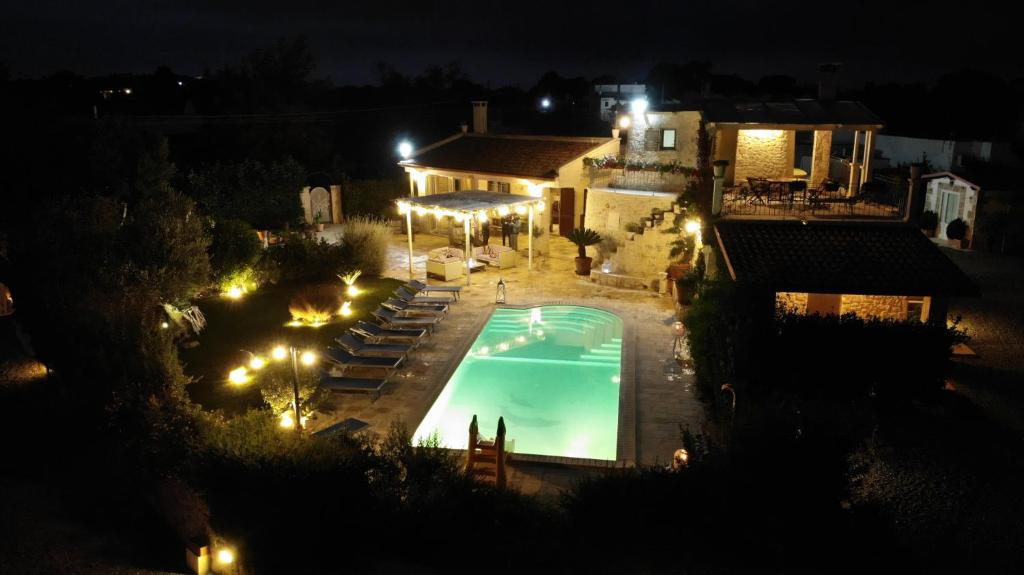 奥斯图尼Villa Belvedere的享有游泳池的顶部景色