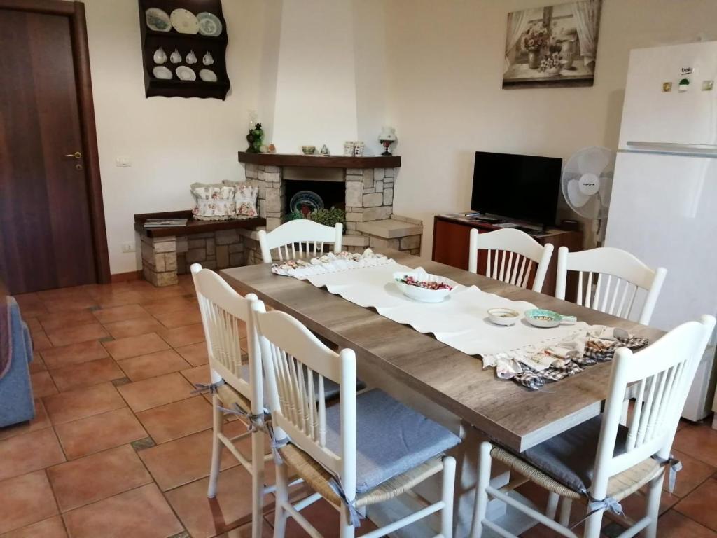 米罗Villa Etna Masi'的一间带木桌和椅子的用餐室
