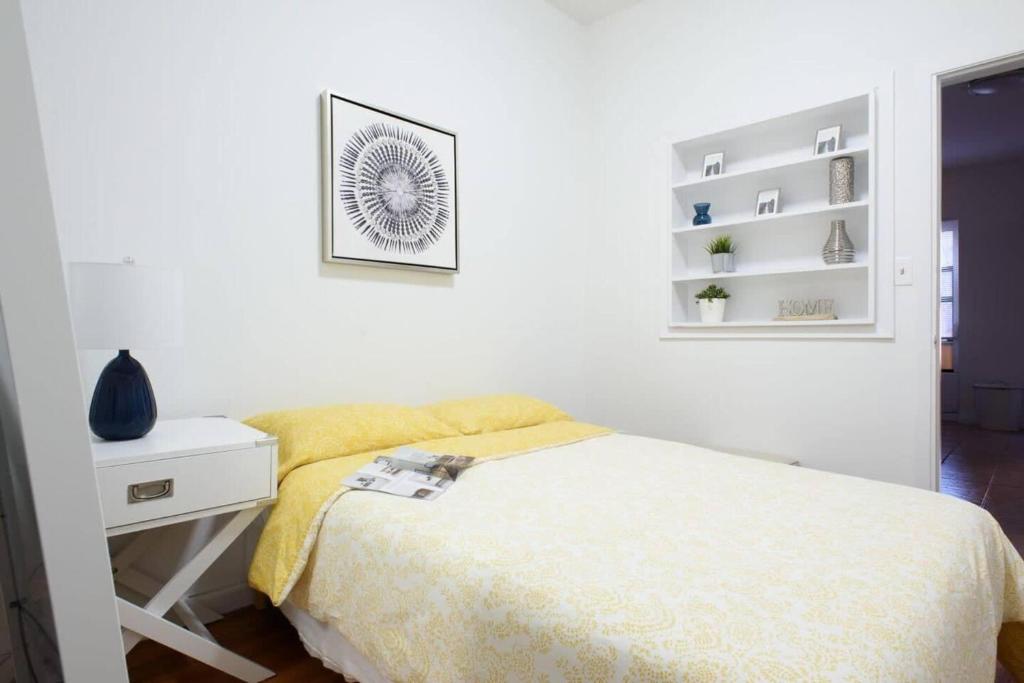 索非亚Прекрасен апартамент的白色卧室配有床和白色桌子