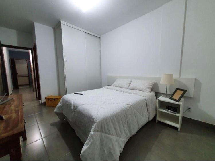 巴西利亚Apartamento aconchegante no Sudoeste的一间白色卧室,配有床和床头柜