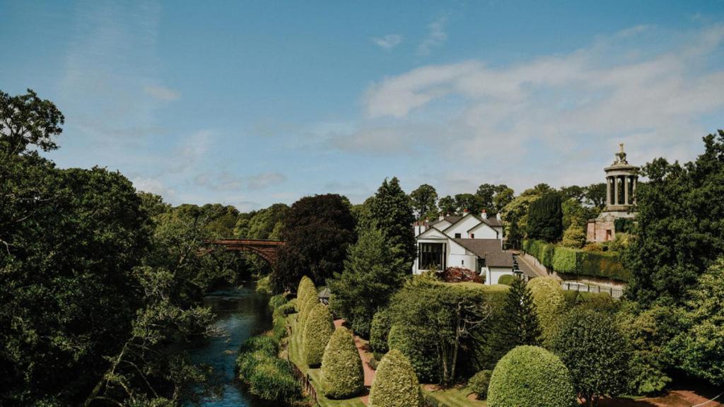 艾尔Brig o' Doon House Hotel的享有房子和河流的空中景色
