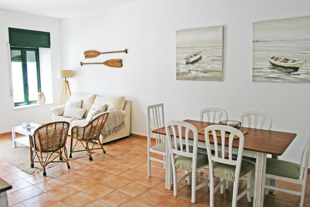 德拉塞尔瓦港Apartamento con vistas al mar 2的用餐室以及带桌椅的起居室。