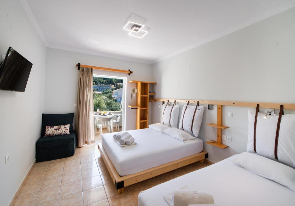 阿约斯尼奇塔斯Nikolas Studios的酒店客房设有两张床和电视。