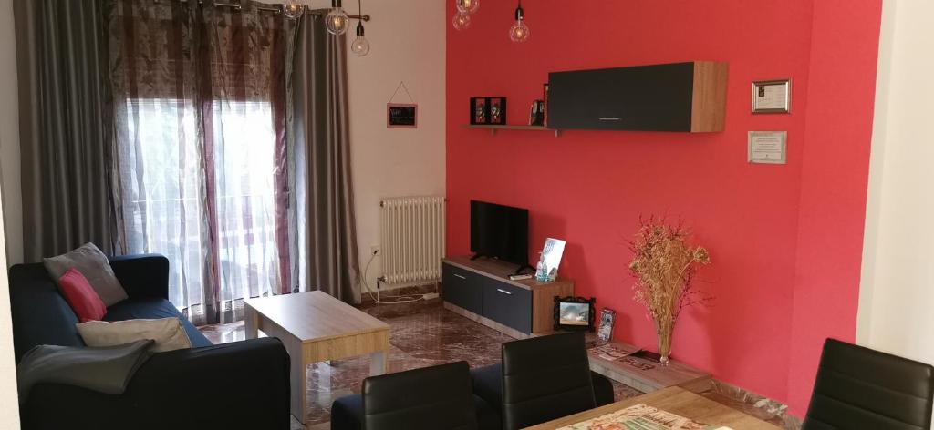 阿尔玛格鲁Almagro a un paso的客厅设有红色的墙壁和电视。