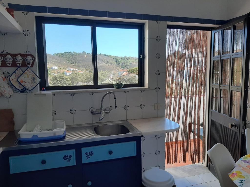 奥德赛克斯Casa dos Pais的一个带水槽和窗户的小厨房