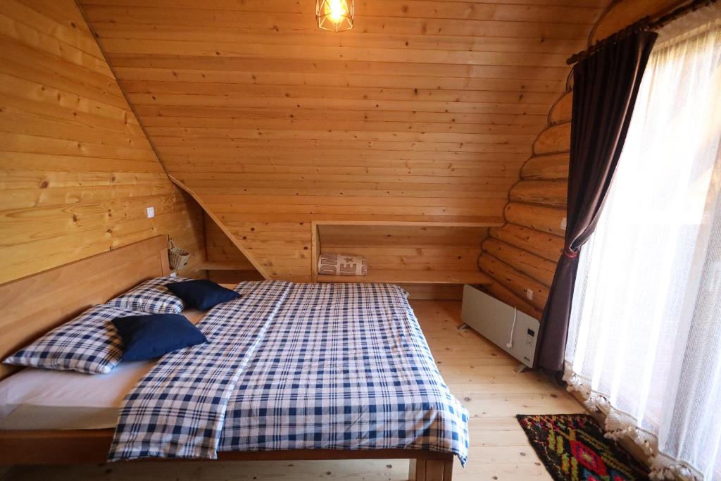 新瓦罗什Brvnara Pahuljica Zlatar的小木屋内一间卧室,配有一张床