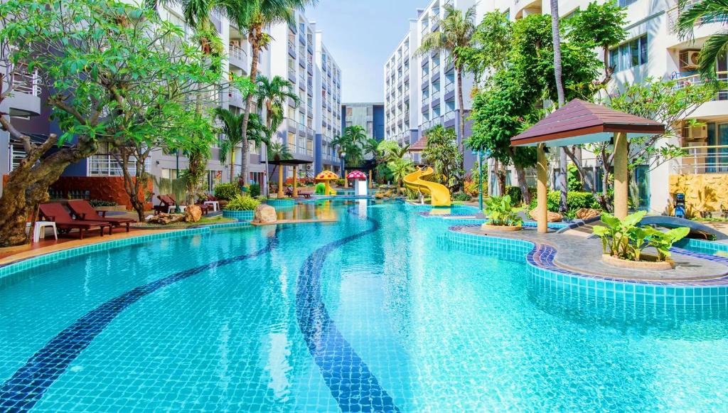 华欣Soi 7 Hua Hin - Ji Ya的新加坡酒店的一个游泳池