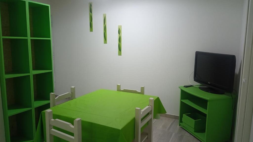 瓦勒里亚德玛Departamento para 4 primer piso的一张绿桌和一台电视机