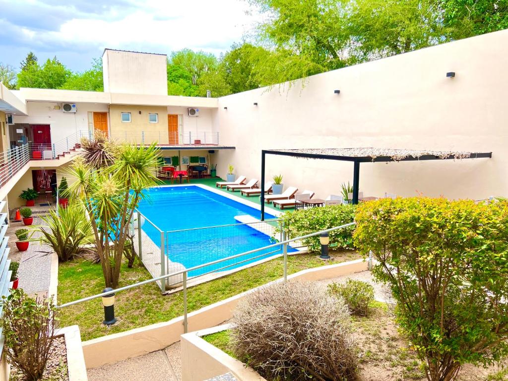 米娜克拉韦罗阿古亚丽贝宾馆的享有带游泳池的房屋的空中景致