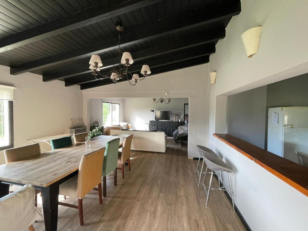 圣卡洛斯-德巴里洛切Casa en Bariloche Familiar - R2046的用餐室以及带桌椅的起居室。