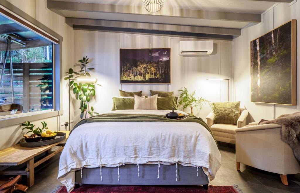 KaootaLaid Back Manor, luxury and private golf的一间卧室配有一张大床和一把椅子