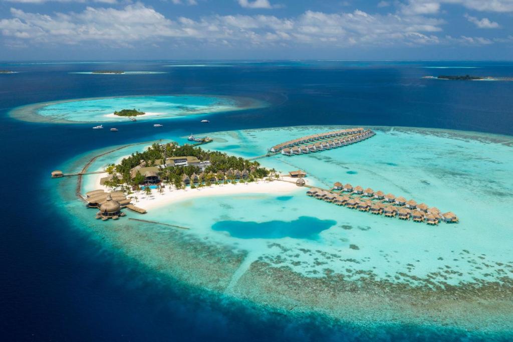 丹格迪Outrigger Maldives Maafushivaru Resort的海洋岛屿的空中景观