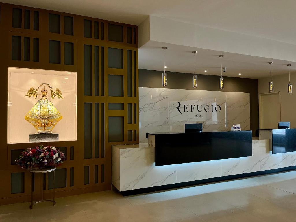 圣胡安－德洛斯拉戈斯Hotel Refugio的酒店前台区的接待区