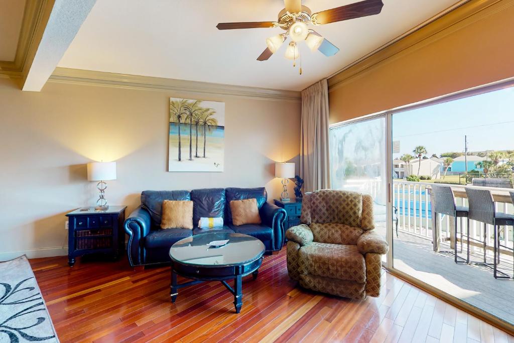 德斯坦Beach Pointe 301的客厅配有沙发、椅子和桌子