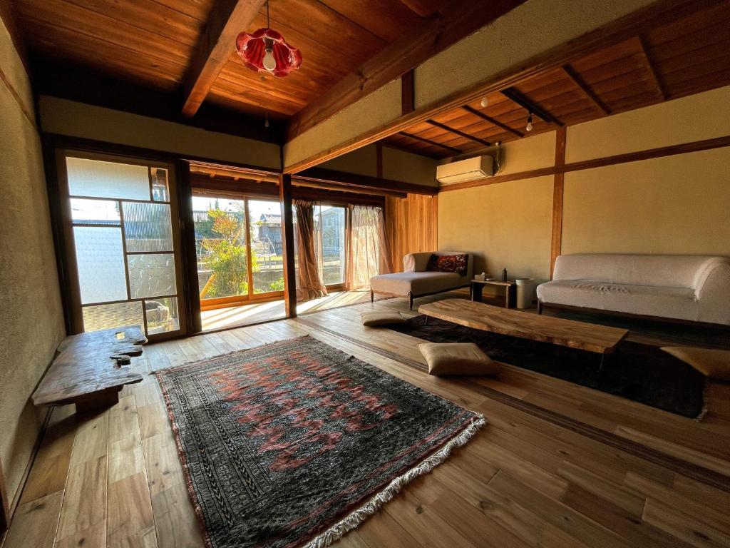 淡路淡路島 サササウナ的一间带床和地毯的客厅