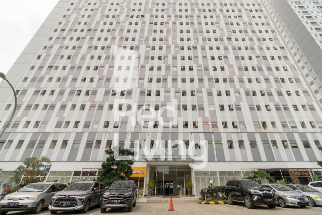 ParungtandjungRedLiving Apartemen Gunung Putri Square - Sansan Room with Netlfix的大楼前的停车场