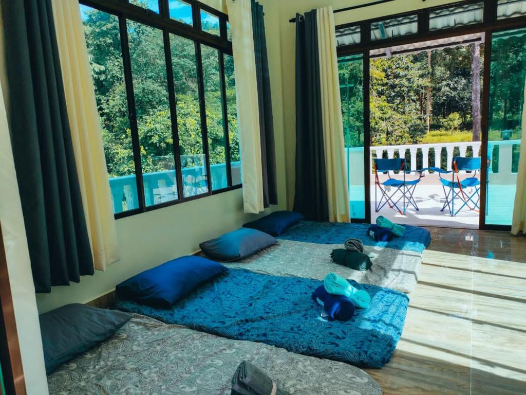 Padang RengasDango1881muslim riverstay的一间卧室配有一张带蓝色床单和蓝色枕头的床。