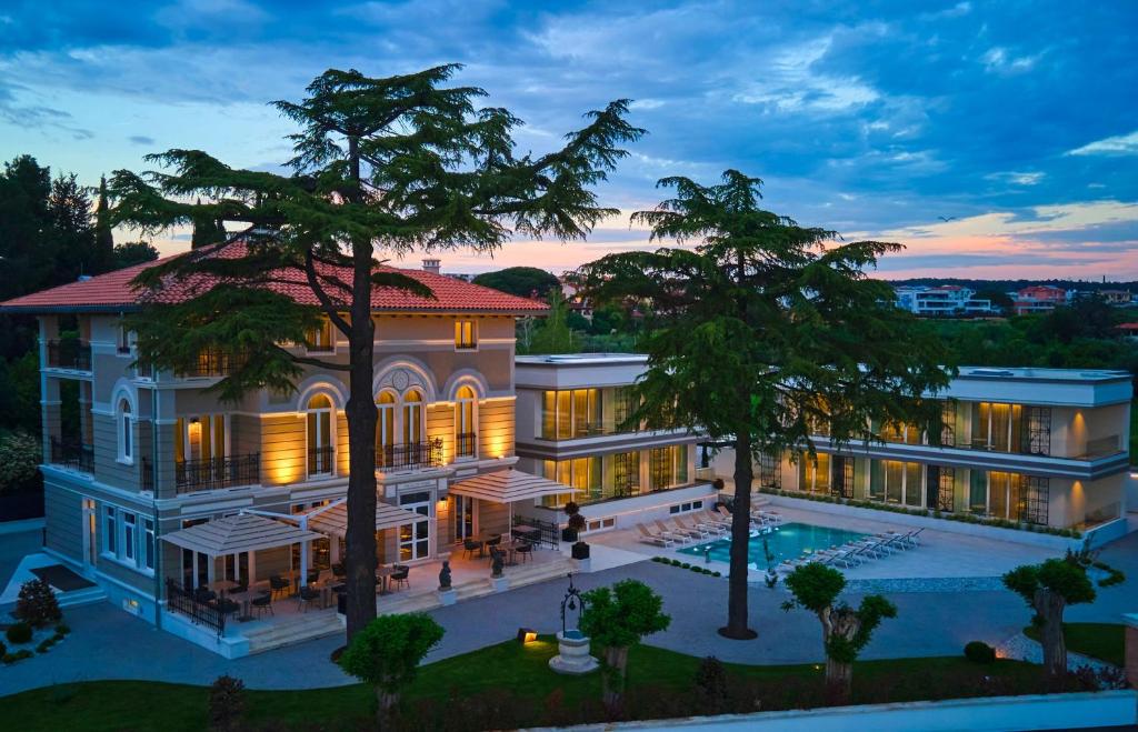 诺维格勒伊斯特拉Palazzo Rainis Hotel & Spa - Small Luxury Hotel - Adults Only的享有大厦空中美景,设有游泳池