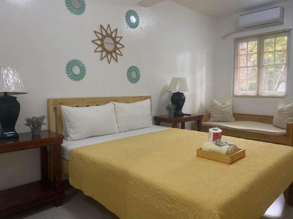 大雅台Pensio de Felipe的一间卧室配有一张黄色床罩的床