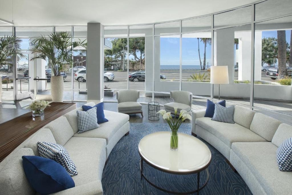 洛杉矶海景酒店 的客厅配有沙发和带蓝色枕头的桌子