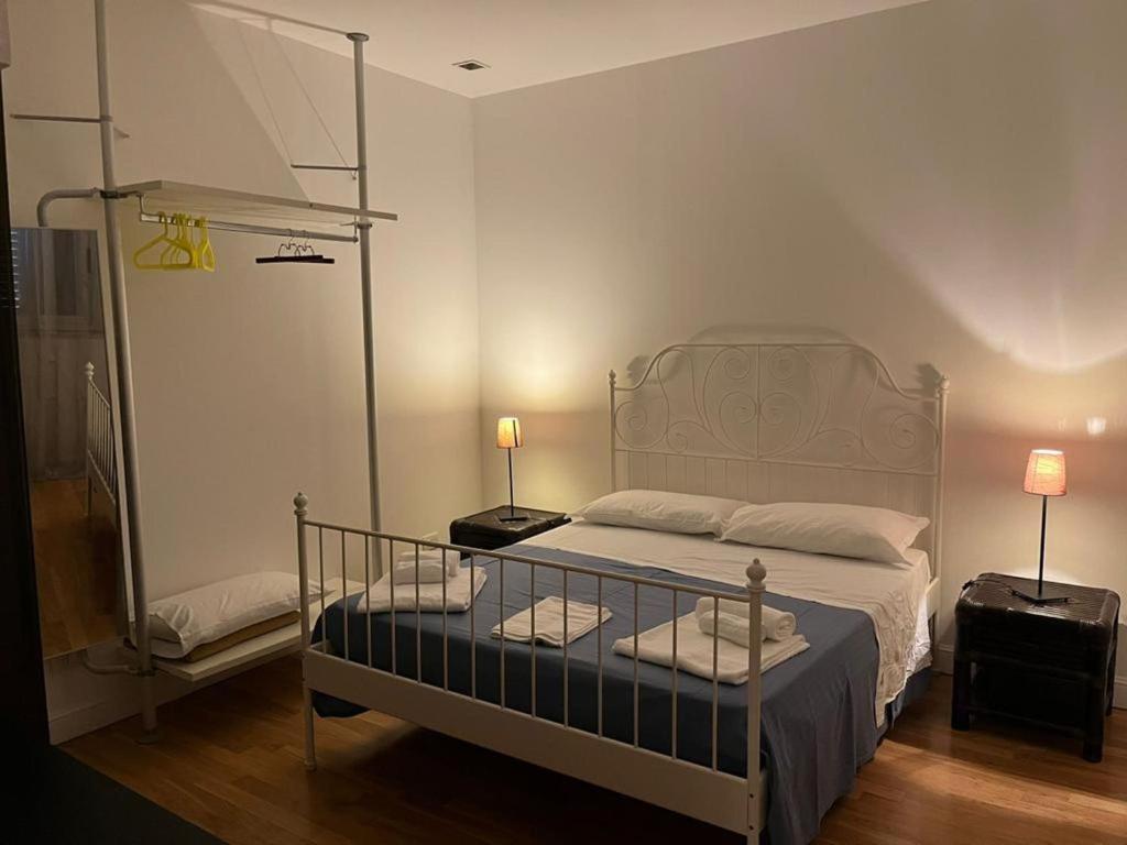 雷焦卡拉布里亚Casual Stay Galileo的一间卧室设有一张床和一个步入式淋浴间。