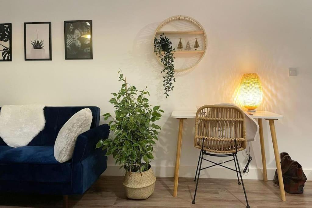 西布罗姆维奇Cosy 1 bedroom apartment with car park space.的客厅配有蓝色的沙发和椅子