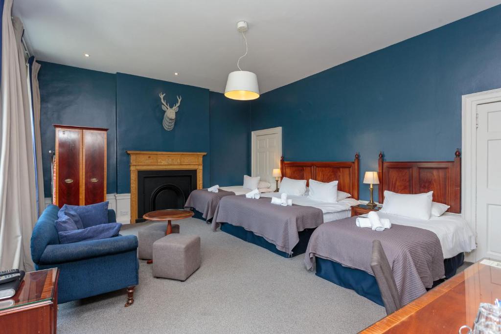 爱丁堡弗雷德里克街53号酒店的带三张床和壁炉的客房
