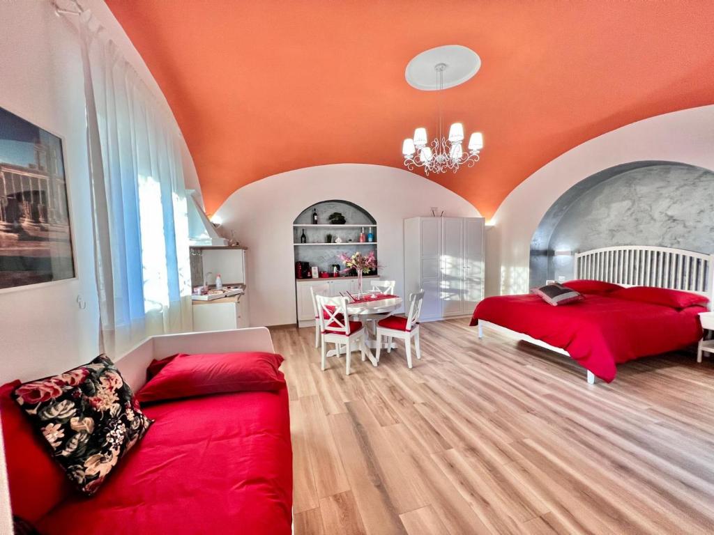 庞贝IL CASALE POMPEIANO的一间卧室配有红色的床和一张桌子