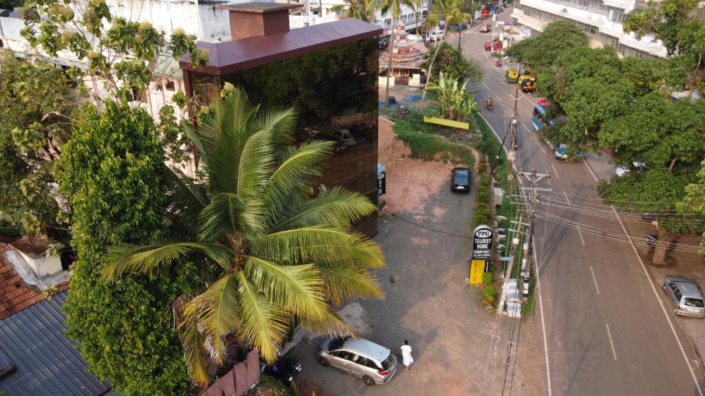埃尔讷古勒姆PPG HOMES的棕榈树城市街道的顶部景色