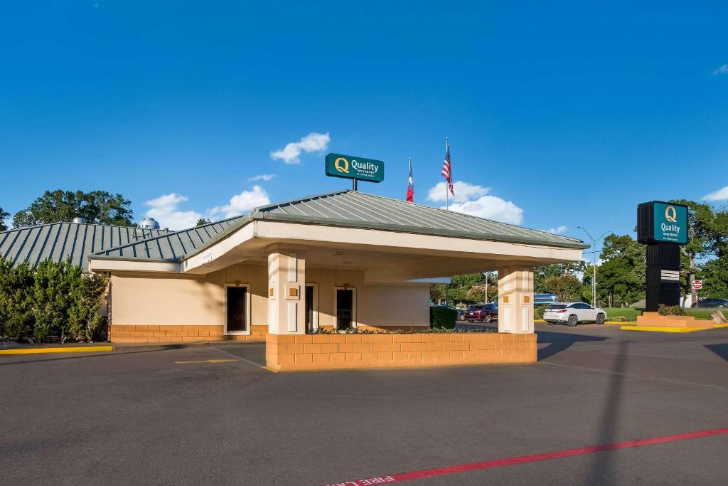 拉夫金Quality Inn & Suites Lufkin的街道拐角处的加油站