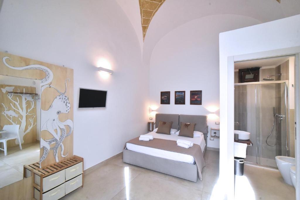 加利波利L'Antica Rimessa Da Gigi的一间白色卧室,配有床和一间浴室