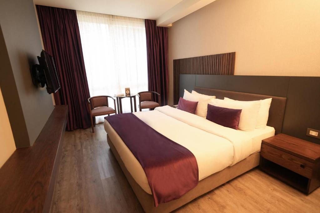 贝鲁特多尔酒店的酒店客房设有一张大床和一台电视。