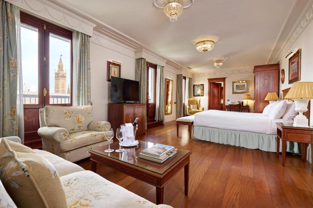 塞维利亚英伦酒店的大型酒店客房设有一张床和一台电视机