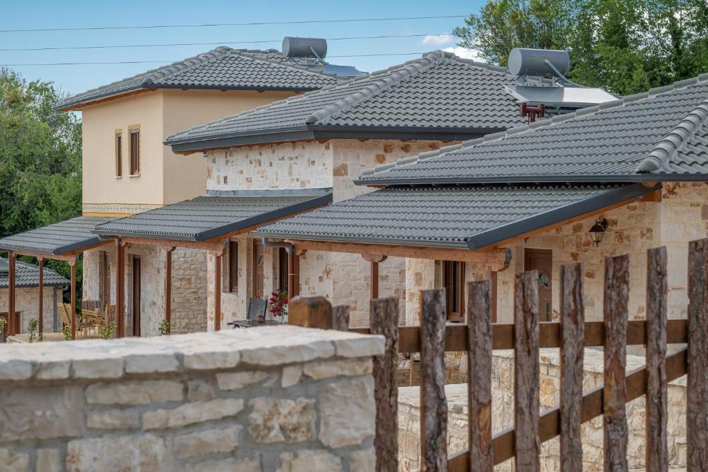 Kostitsiokakosolykos的一排房屋,有黑色的屋顶和栅栏